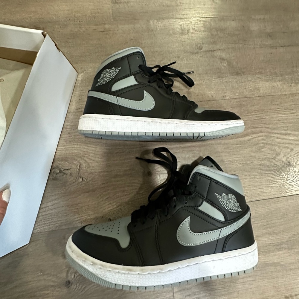 Air Jordan 1 Mid Women’s 7.5 black / particle grey-white men’s size 6 with box